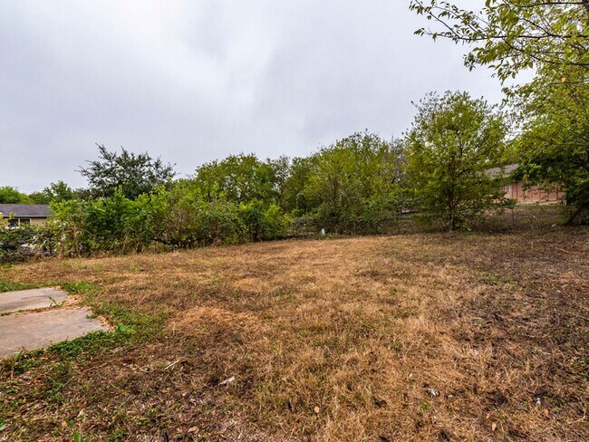 Building Photo - Fully Remodeled 4BR Home in East Austin – Modern Upgrades & Spacious Yard