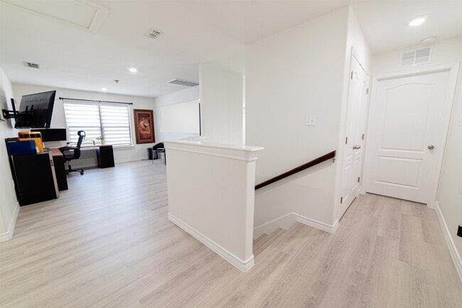 Building Photo - 401 Quieto Dr