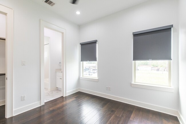 Building Photo - 1032 W 21st St