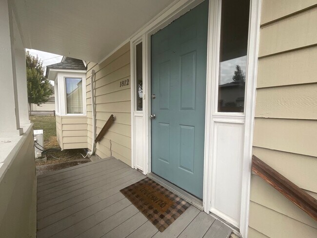 Building Photo - 3 Bed, 2 Bath Home with 2- Car Garage/Shop...