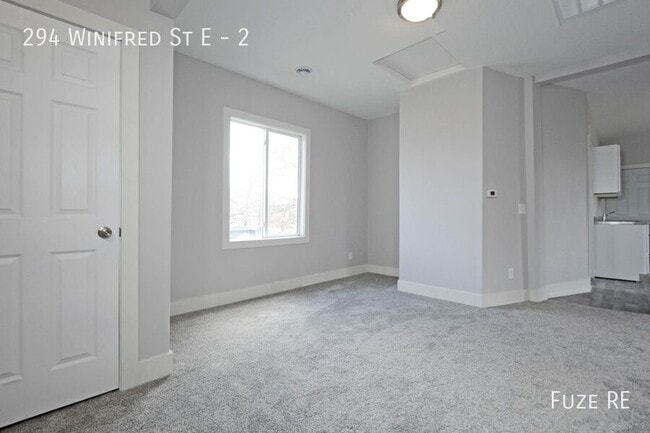 Building Photo - 294 Winifred St E