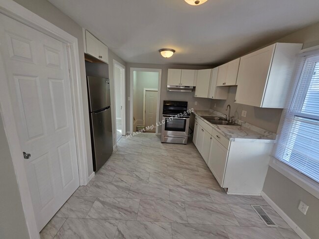 Building Photo - Cute 2 bedroom house with XL 2 car garage!