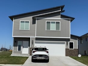 Building Photo - 4-bedroom, 3-bathroom Horace Single-Family...