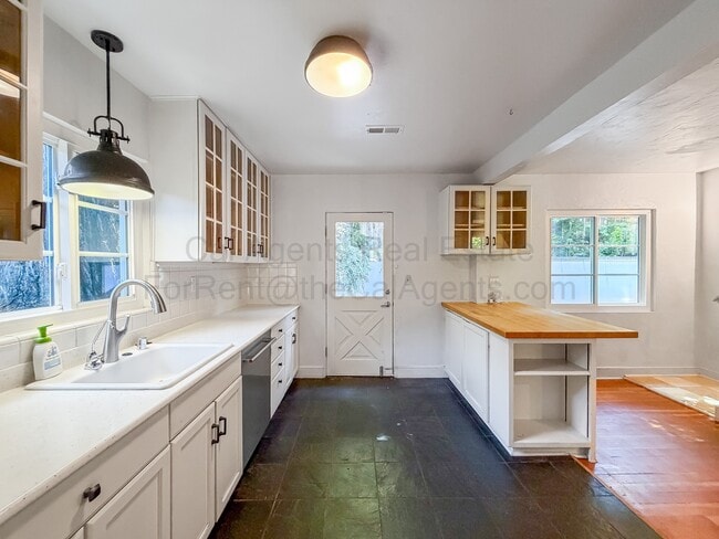 Building Photo - 7352 Saroni Dr