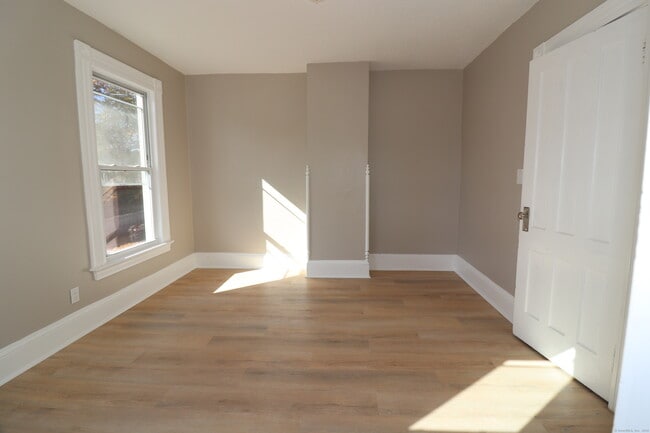 Building Photo - 154 Hawthorne Ave