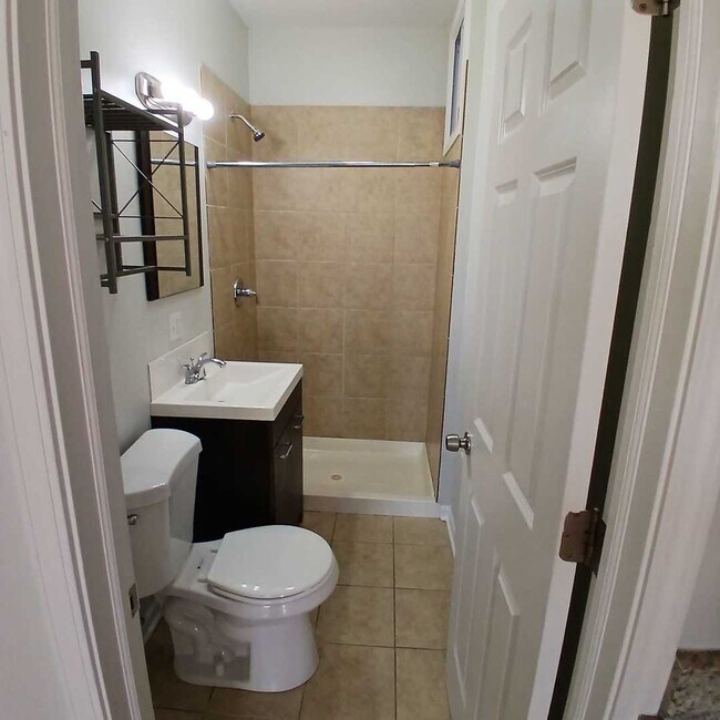 Building Photo - 7606 N Paulina St