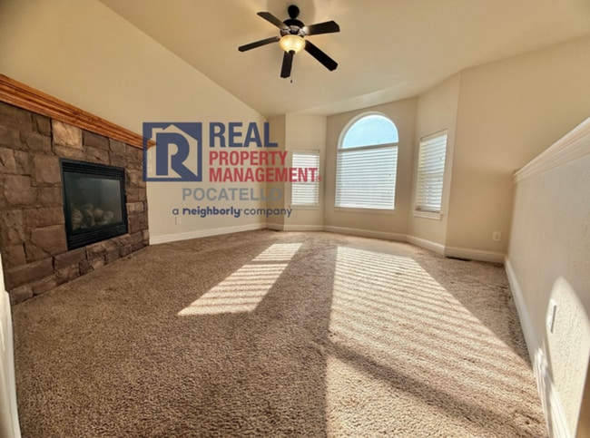 Building Photo - Beautiful 4 bed 3 bath home - 2 car garage...