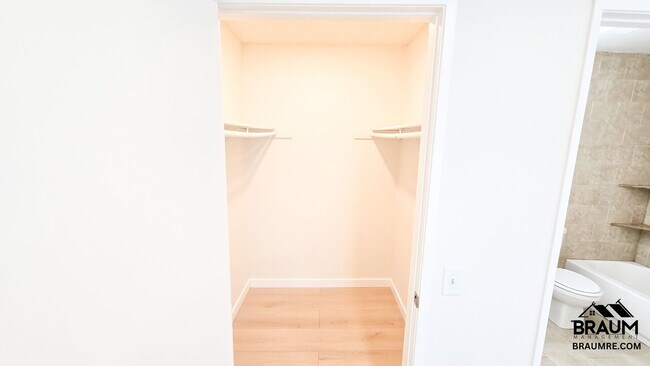 Building Photo - 2 BEDROOM  IN NOHO ARTS