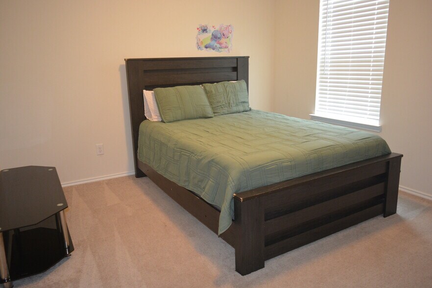 Building Photo - 1723 Cormorant Cres