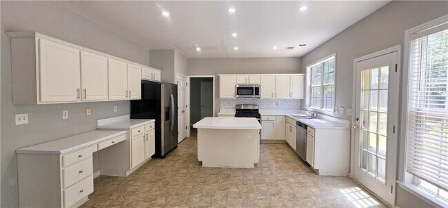 Building Photo - 350 Gaines Oak Way