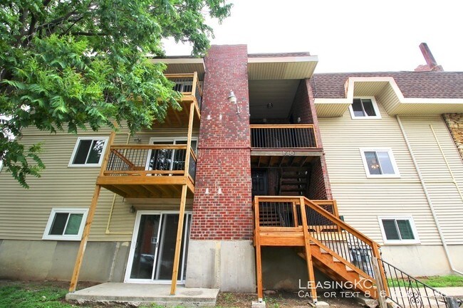 Building Photo - Devereaux