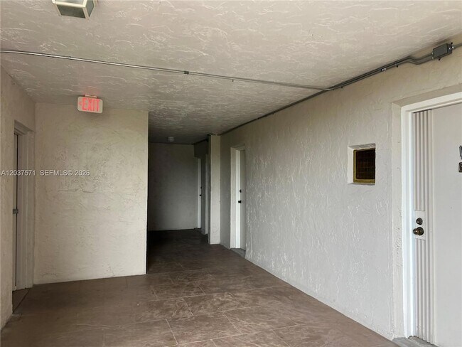 Building Photo - 6886 N Kendall Dr
