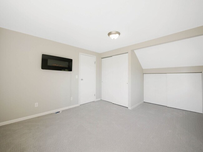 Building Photo - 2 Bed 1.5Bath Single-family House Availabl...