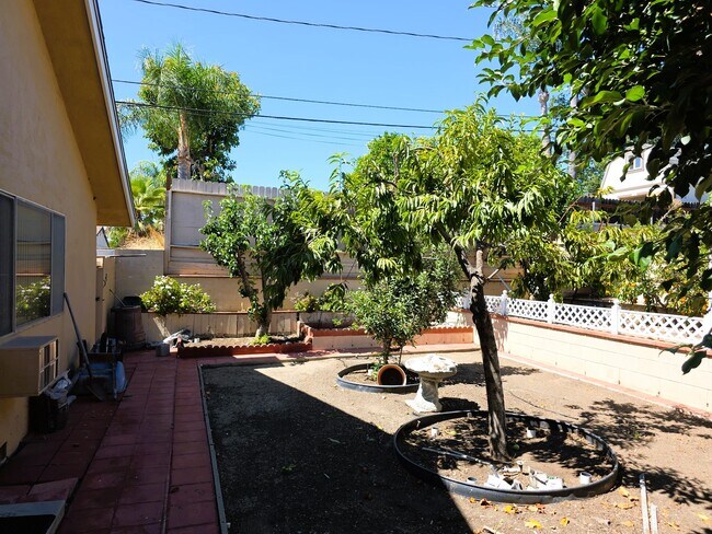 Building Photo - 2493 Los Feliz Dr