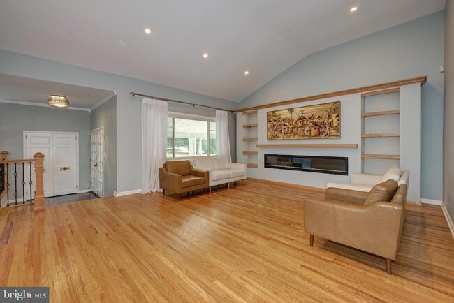 Building Photo - 1717 Country Club Dr