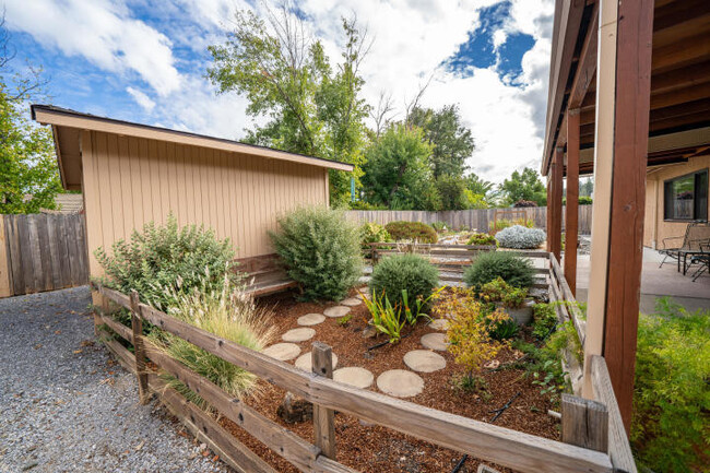 Building Photo - Gorgeous Mary Lake Home!