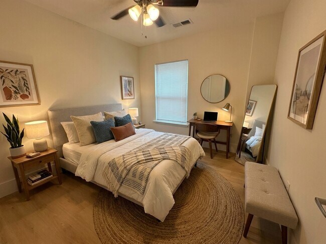 Building Photo - 940 N Hollywood St