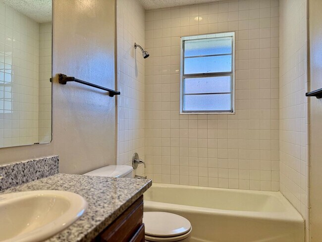 Building Photo - 3 Bedroom, 2 Bath Rental