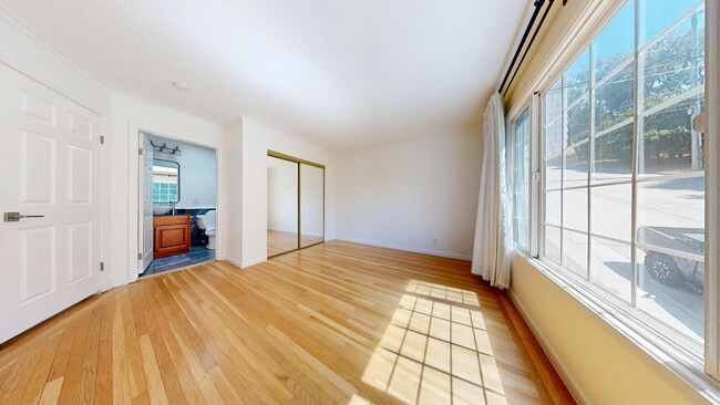 Building Photo - Spacious 3BD/3BA Home with Sunroom, Renova...