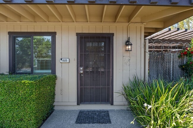 Building Photo - Unique 2 Bedroom, 1 Bath Stand-Alone House...