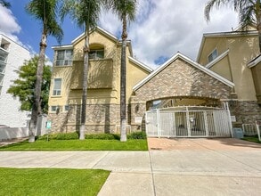 Building Photo - 2 Bedroom Townhome for Rent in Glendale.