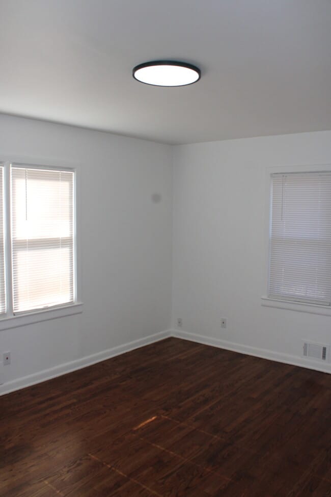 Building Photo - Cozy 2-bedroom, 1-bath home with vanity located in Independence, MO