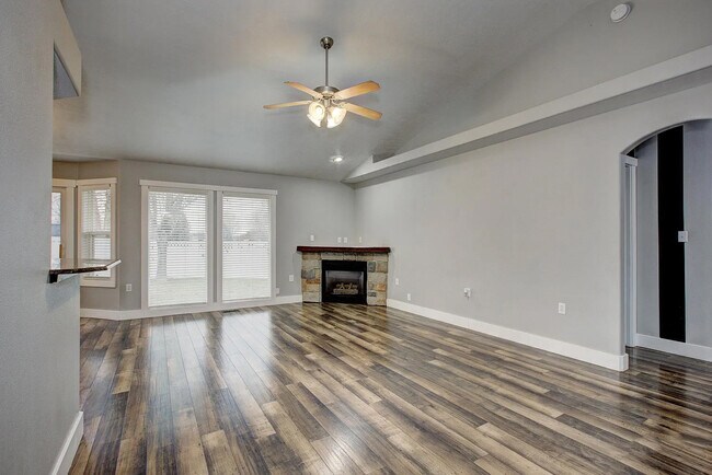 Building Photo - 2870 N High Desert Wy