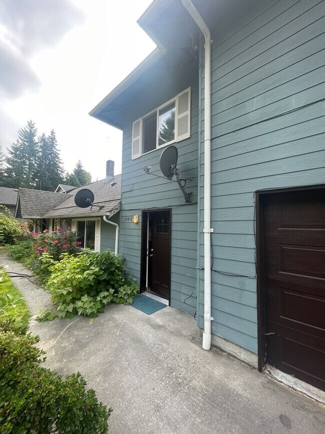 Building Photo - Updated 8 Bedroom Home for Rent!