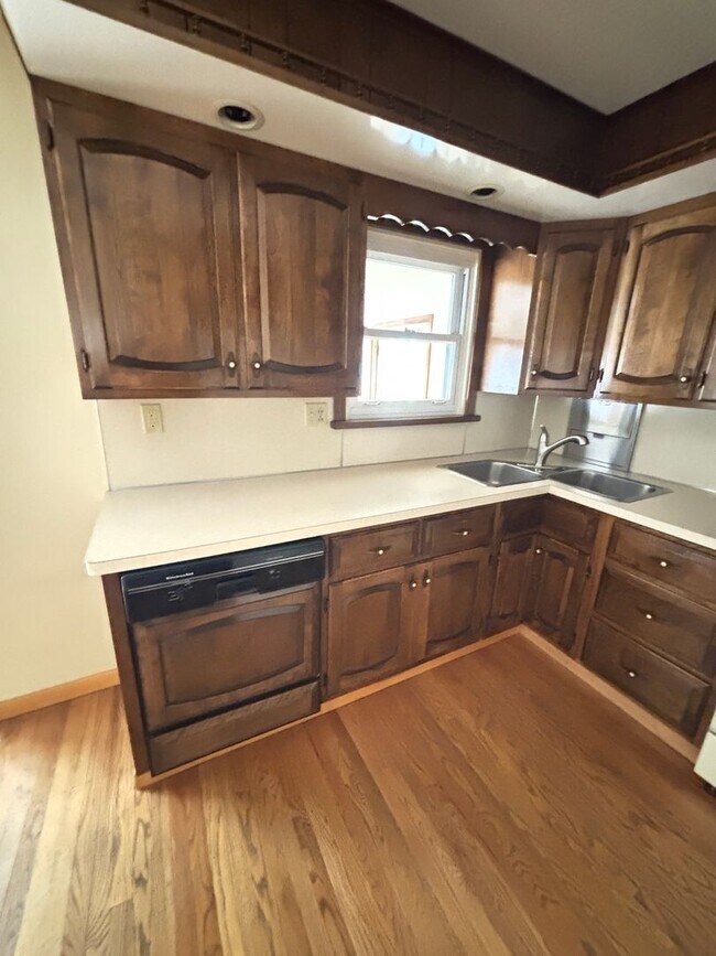 Building Photo - Spacious 3br Home for rent located in Whitehall, Echo Heights!