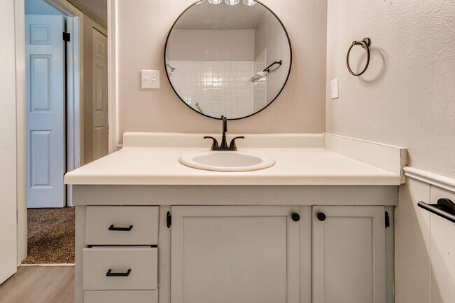 Building Photo - Newly Renovated 2bed 2 bath !Townhome