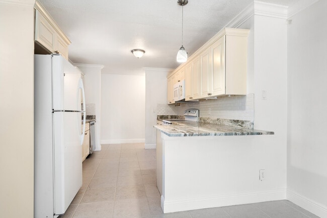 Building Photo - 2173 W Vina Del Mar Blvd