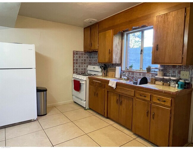 Building Photo - 1 br, 1 bath 4plex - 2919 East 10th Street
