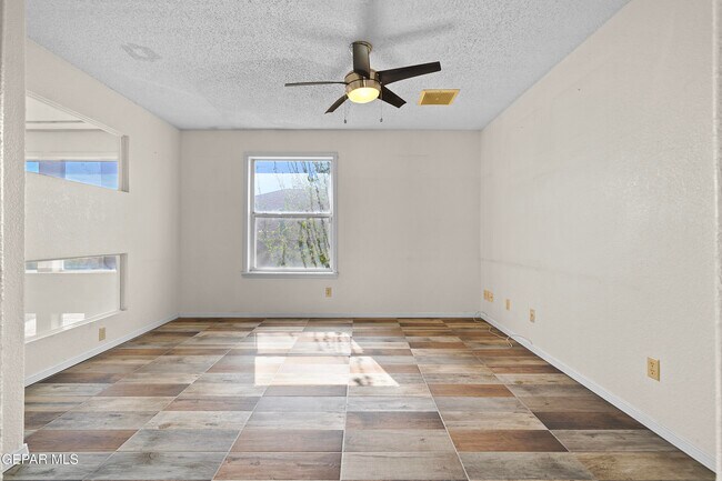 Building Photo - 624 Skydale Dr