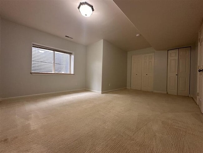 Building Photo - Three Bedroom - Low maintenance, west-end,...