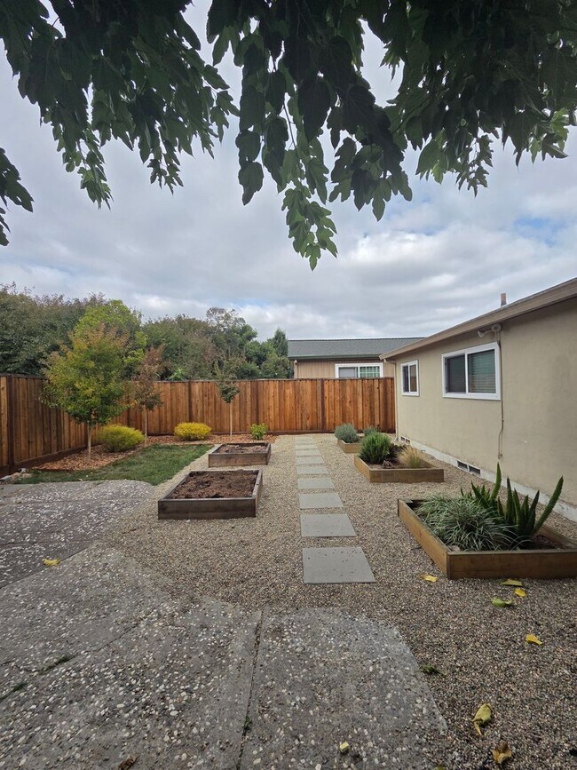 Building Photo - 3 bedroom 2 bath East Petaluma