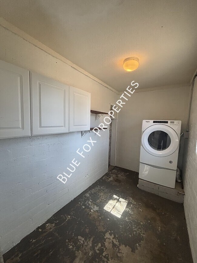 Building Photo - 5674 E Eastland St