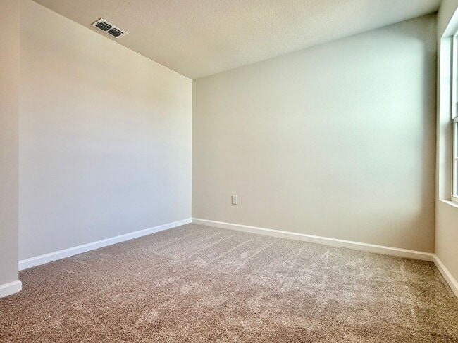 Building Photo - Brand-new End-unit 3Beds/2.5Baths townhome at Lady Lake!