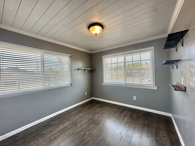 Building Photo - Beautifully Renovated Stand Alone Home Fea...