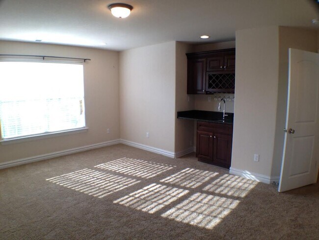 Building Photo - Spacious 4-bedroom, 3-bathroom home in Che...