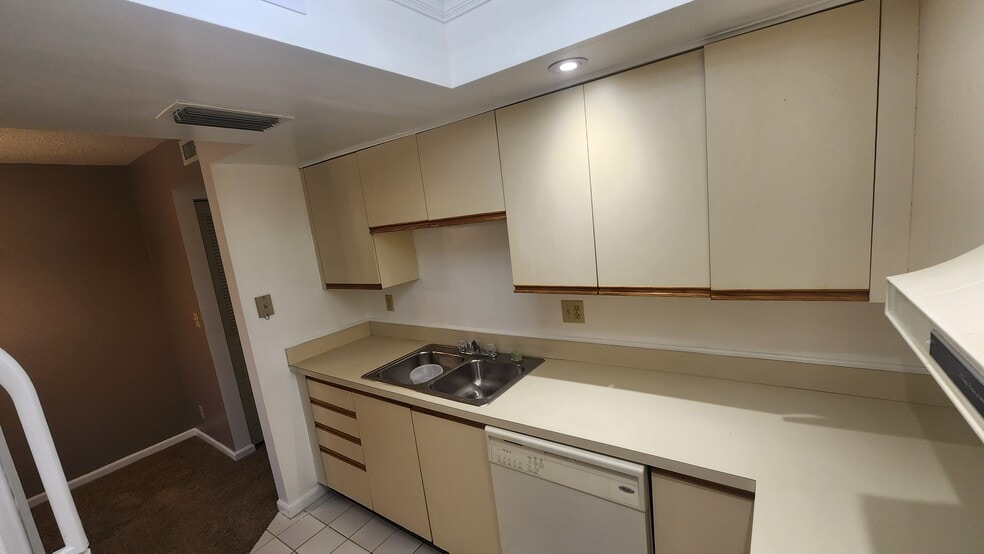 Building Photo - 911 SW South River Dr