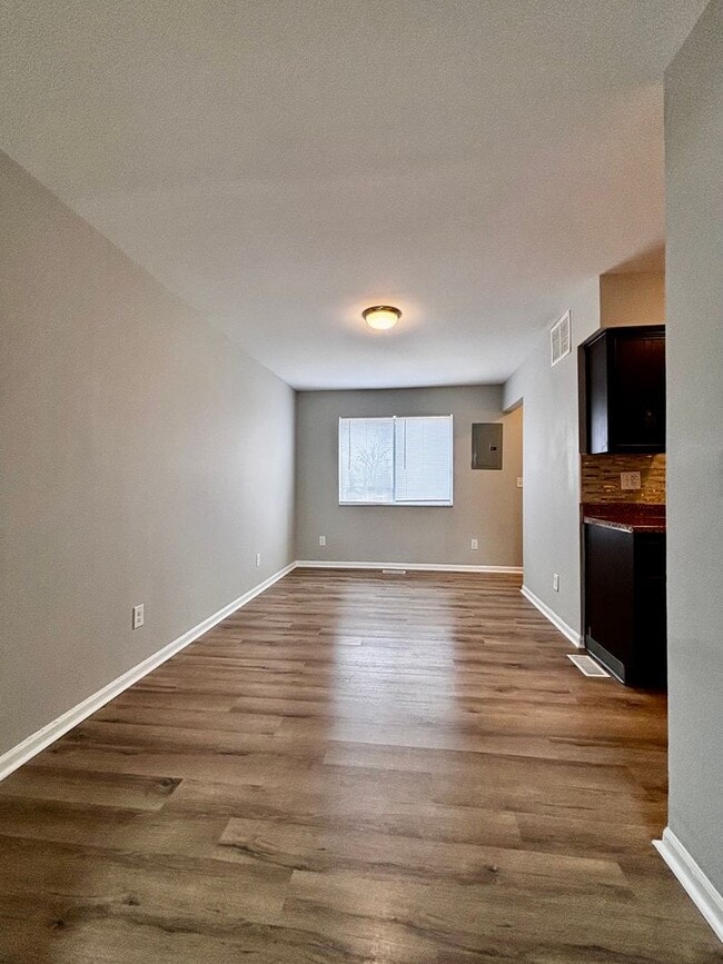 Building Photo - Newly Renovated 2 bedroom 1.5 bath townhou...