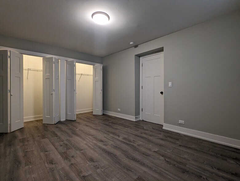 Building Photo - 542 W Surf St