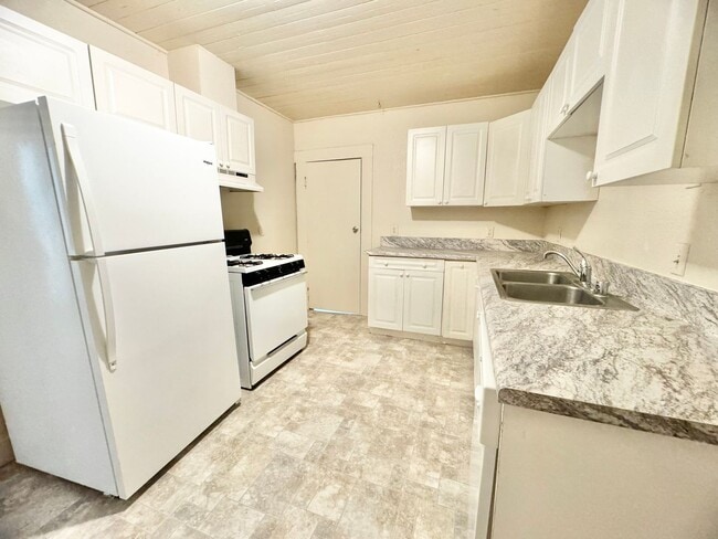 Building Photo - **Reserve NOW for Summer 2026** - 2 Bed, 1 Bath HOUSE with BONUS ROOM/Office