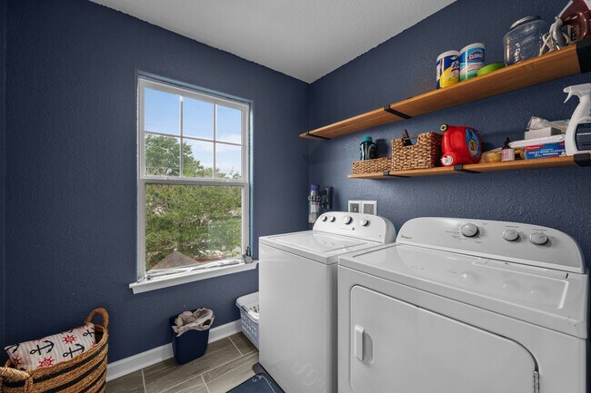 Building Photo - Spacious 6-Bedroom Home with Private Backyard in Norfolk