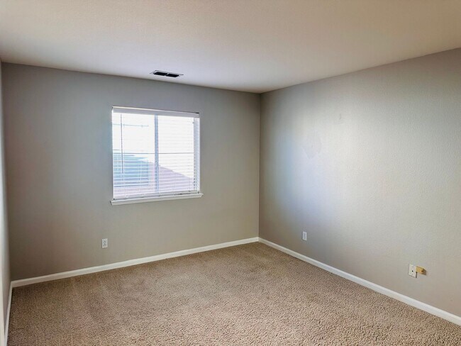 Building Photo - Full Bedroom and Bathroom Downstairs