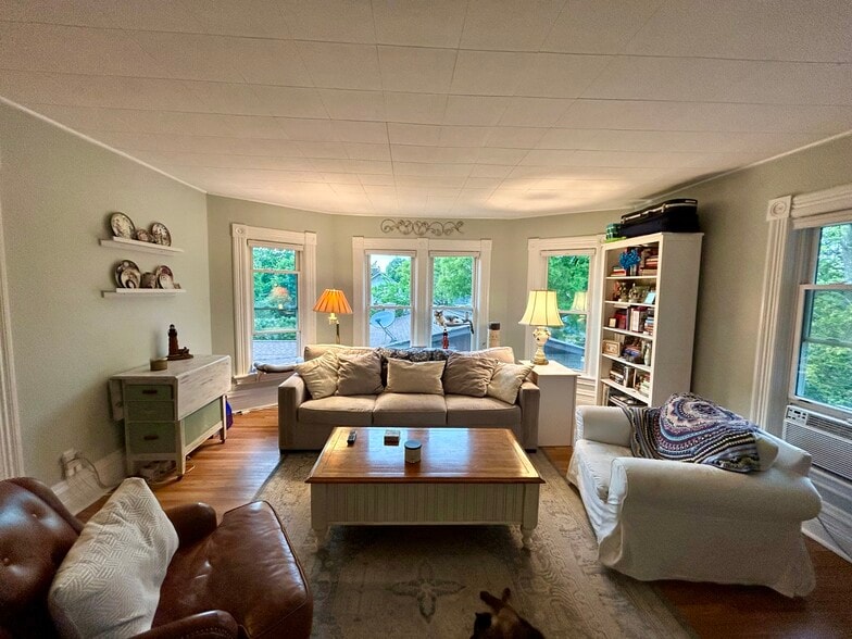 bright and cheery living room - 617 Delles Rd
