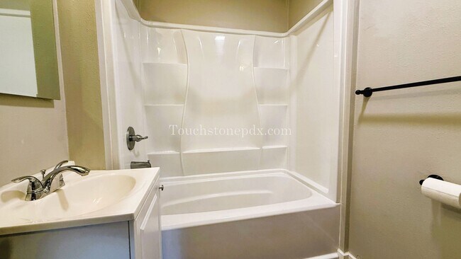 Building Photo - Beautifully Remodeled Home in Near Powell ...