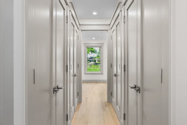 Building Photo - Modern Farmhouse 3 Bedroom 3.5 Barhroom