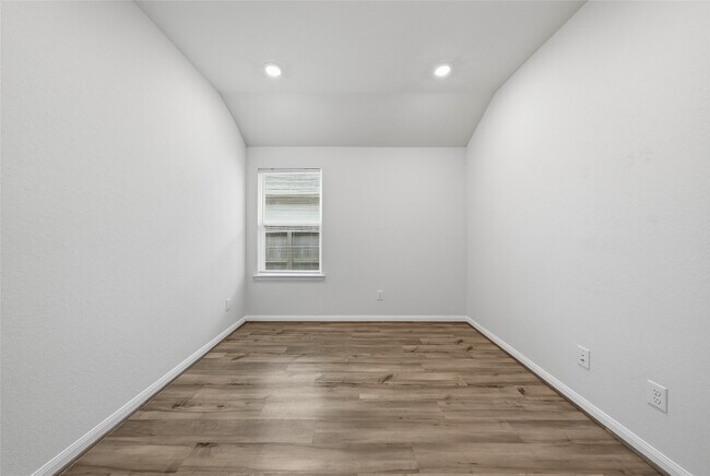 Building Photo - 7035 Toluca Dr