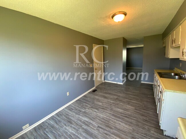 Building Photo - 206 Fourteenth E (g)-